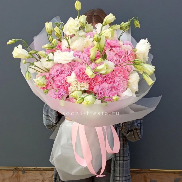 Букет из эустом и диантусов  в Барнауле