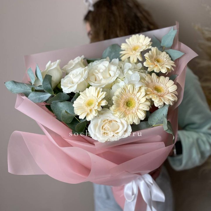 Букет роз, гортензии, гербер  в Барнауле