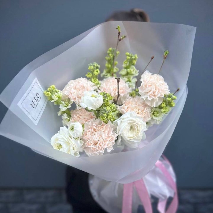 Букет маттиолы и ранункулюсов  в Барнауле