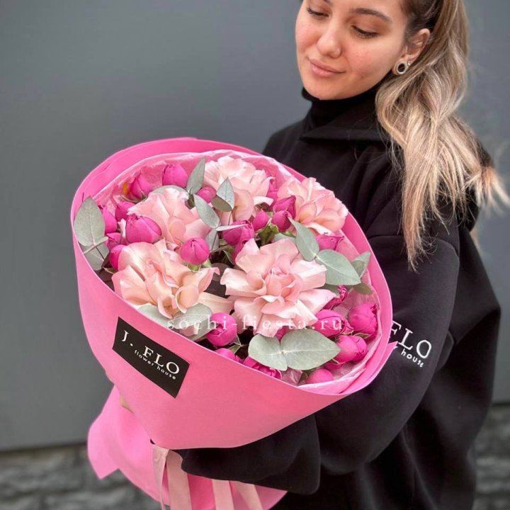 Букет французских и пионовидных роз "Ламиносо" в Барнауле