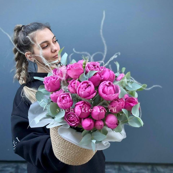 Пионовидные розы  в джутовом кашпо  в Барнауле