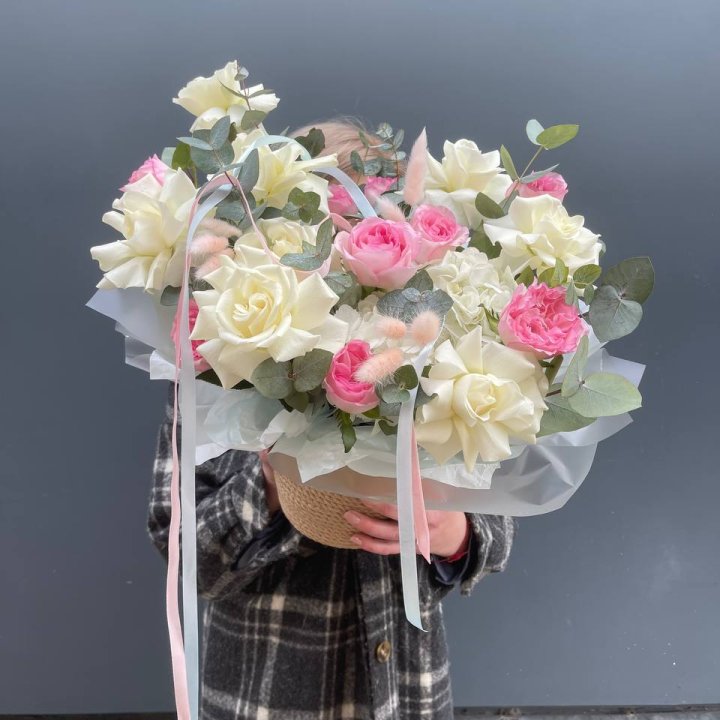 Кашпо с розами в Барнауле