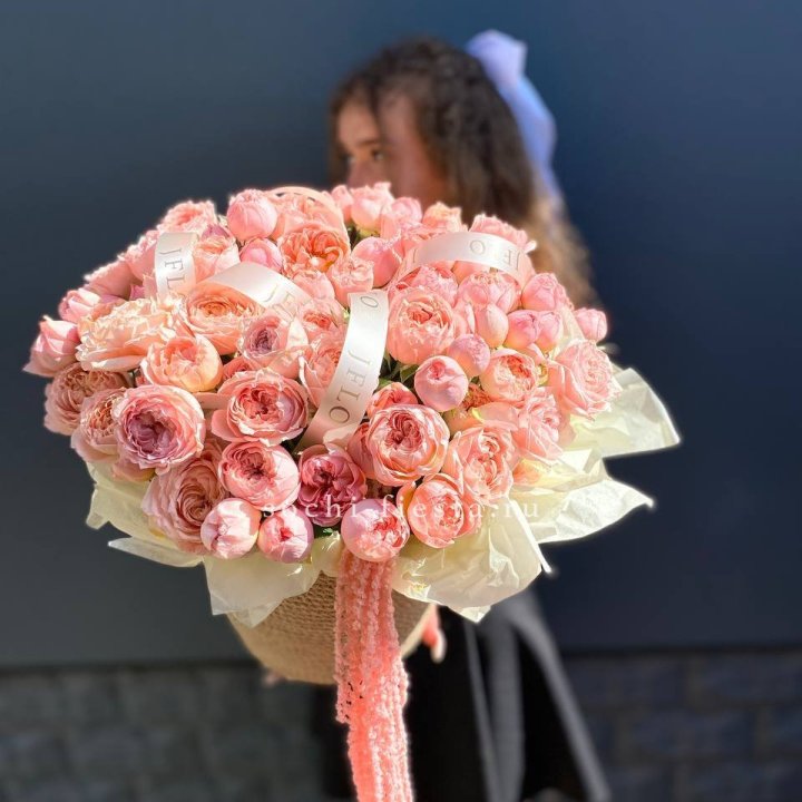 Кустовые розы Джульетта в джутовом кашпо в Барнауле