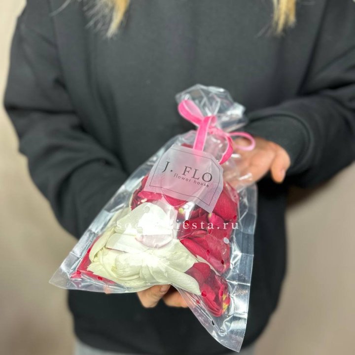 Лепестки роз в Барнауле