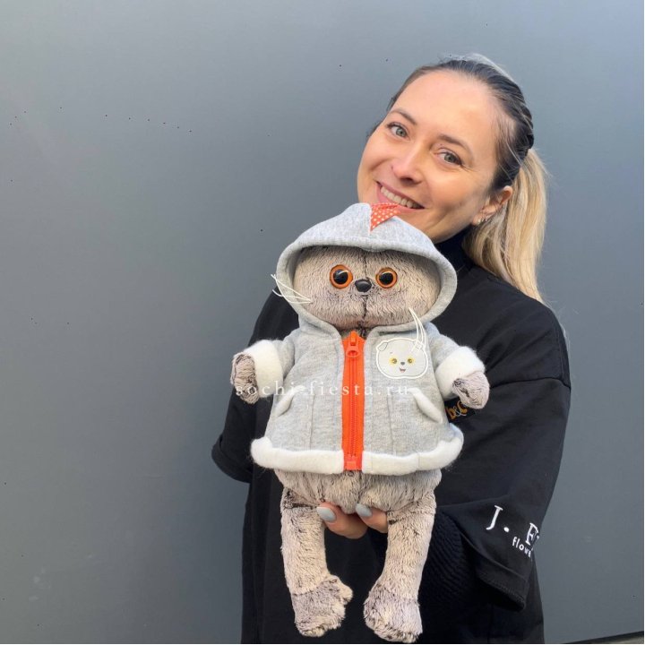 Кот Басик в толстовке в Барнауле