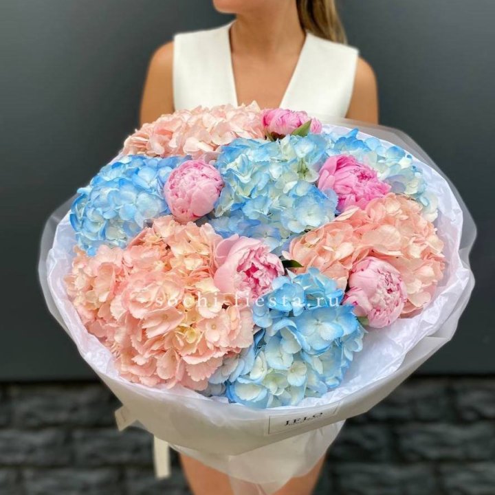 Дуобукет гортензии с пионами  в Барнауле