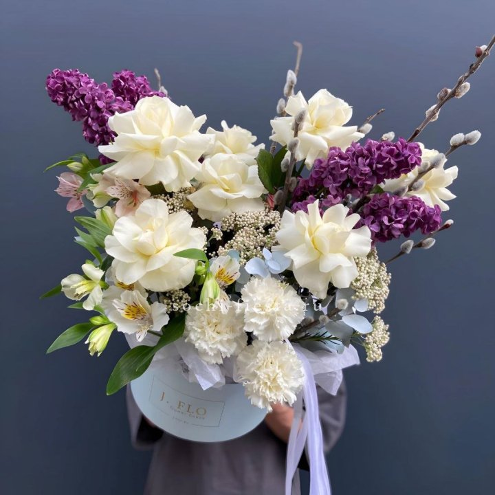 Цветочный бокс Французских роз и Сирени в Барнауле