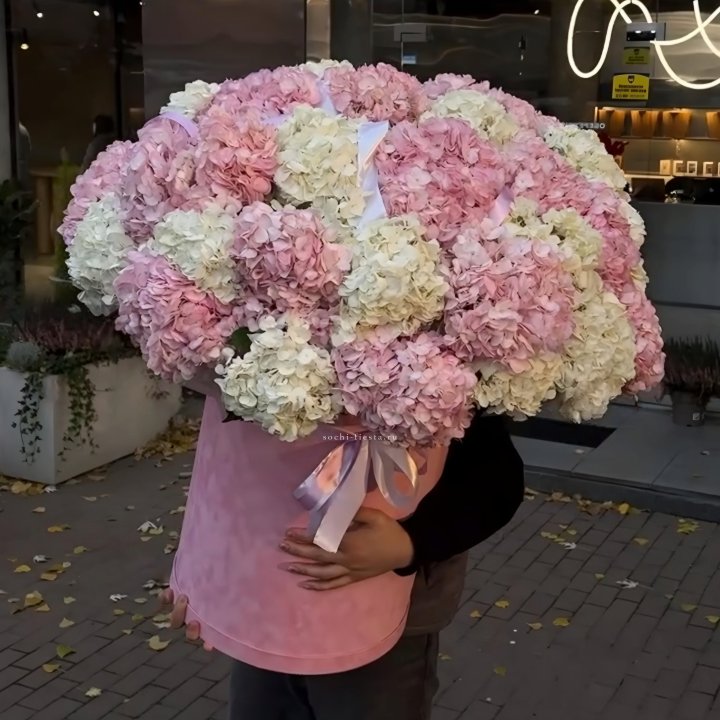 Дизайнерский цилиндр с гортензиями  в Барнауле