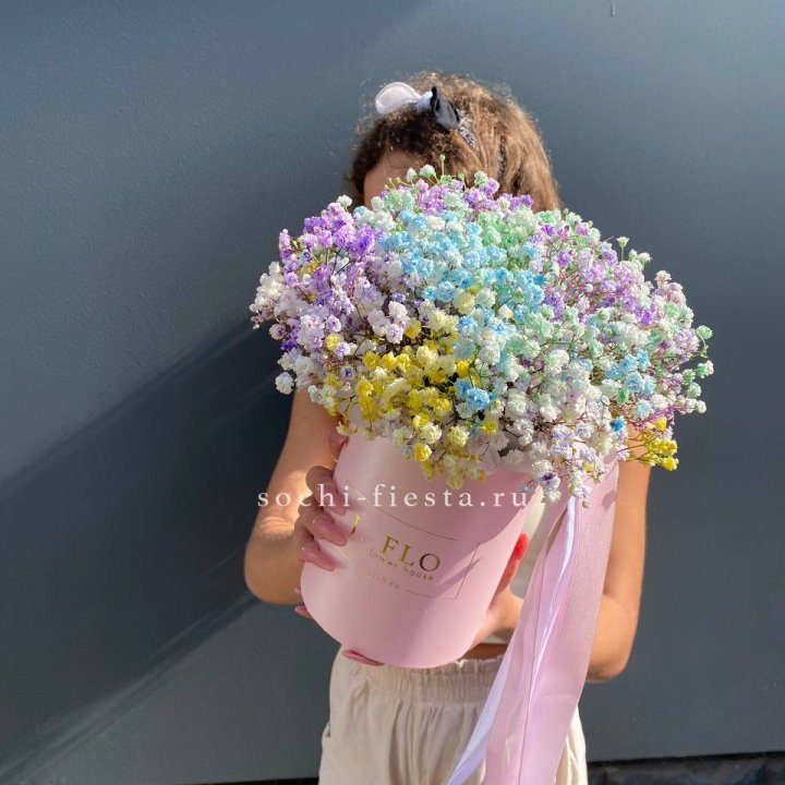 Радужные гипсофилы в шляпной коробке в Барнауле