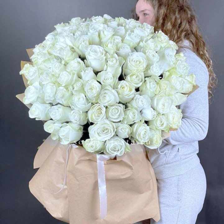 101 белая высокая импортная роза в Барнауле