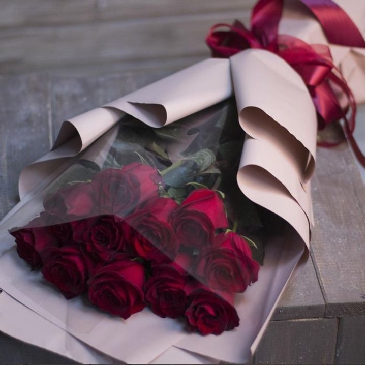 11 голландских роз в оформлении в Барнауле