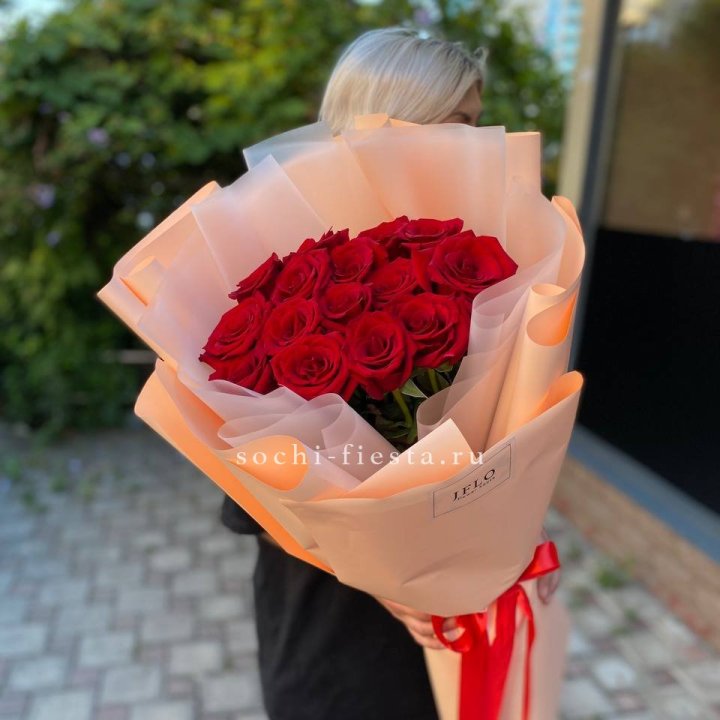 15 голландских роз в оформлении в Барнауле