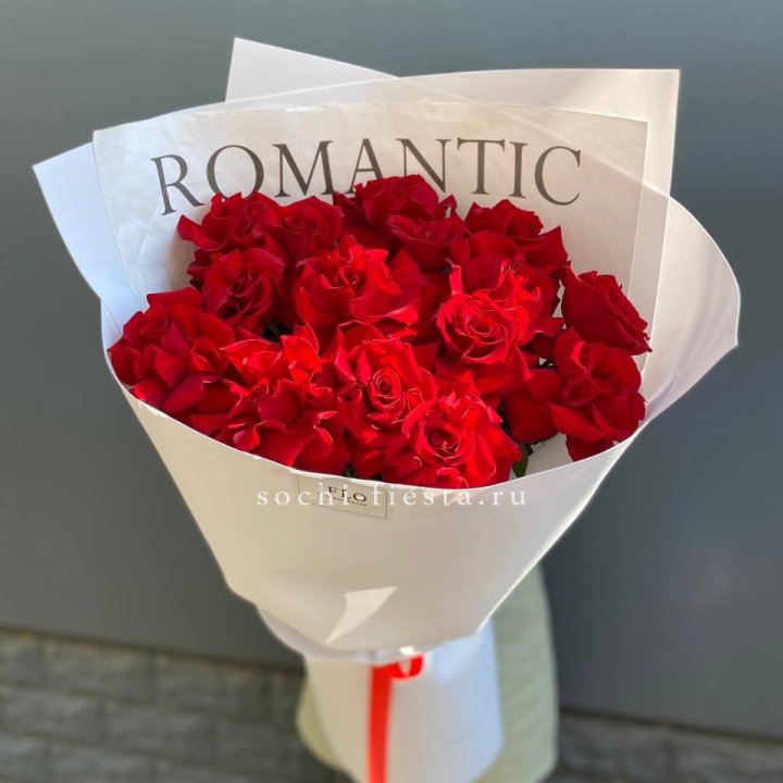 19 высоких роз в оформлении в Барнауле