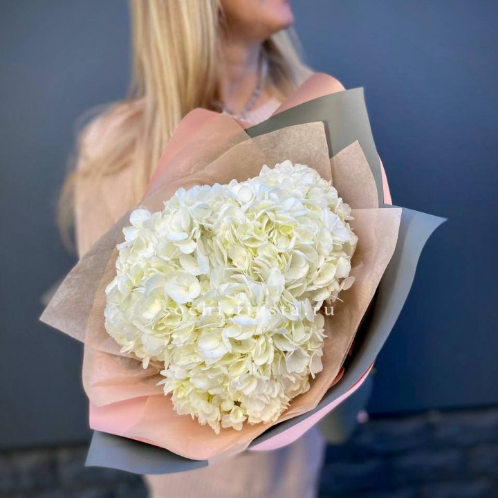 Букет из трёх белых гортензий в Барнауле
