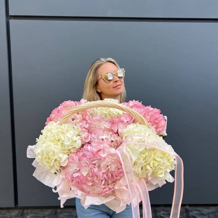 7 гортензий в корзине в Барнауле