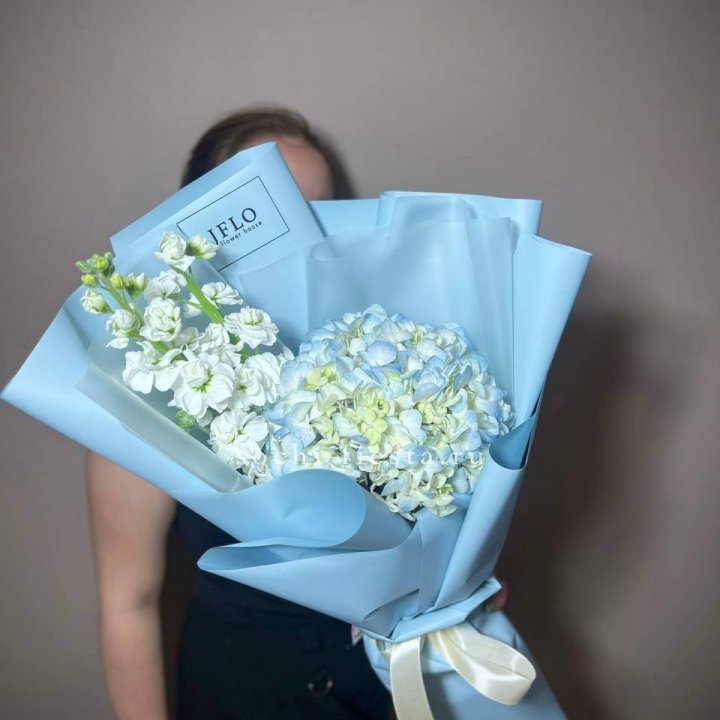 Гортензия голубая с маттиолой в Барнауле