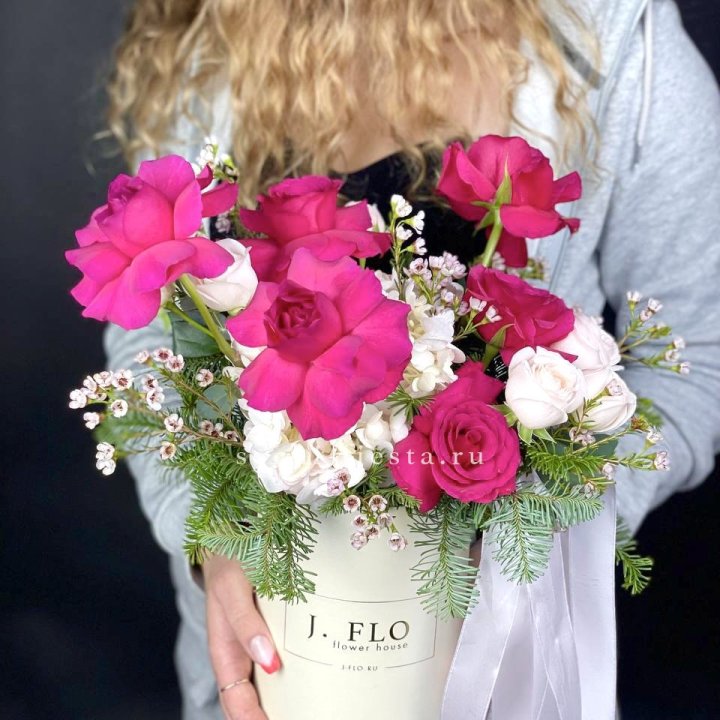 Новогодняя композиция в коробке пинк розе в Барнауле