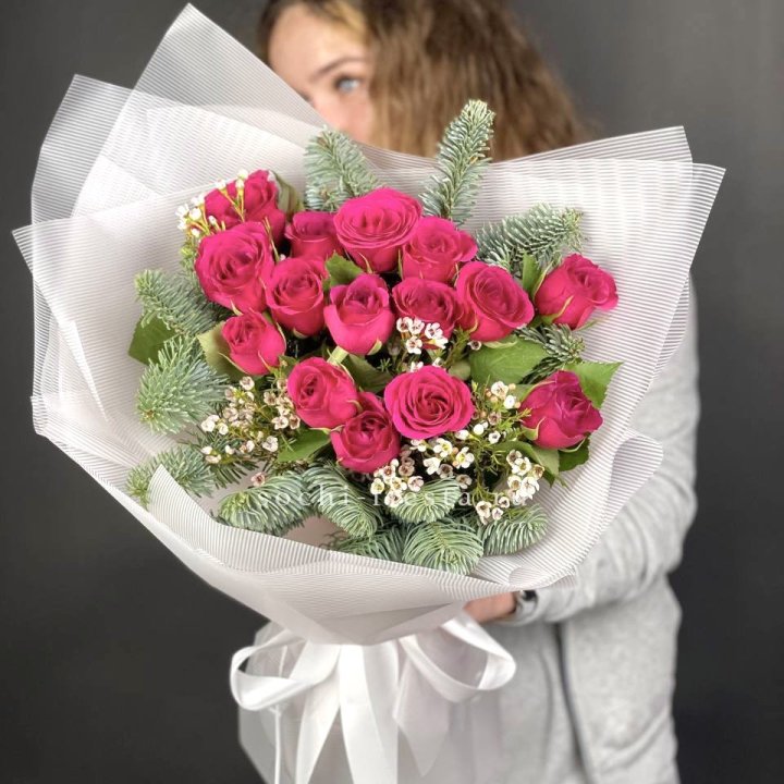 Новогодний букет Елки и Розы в Барнауле