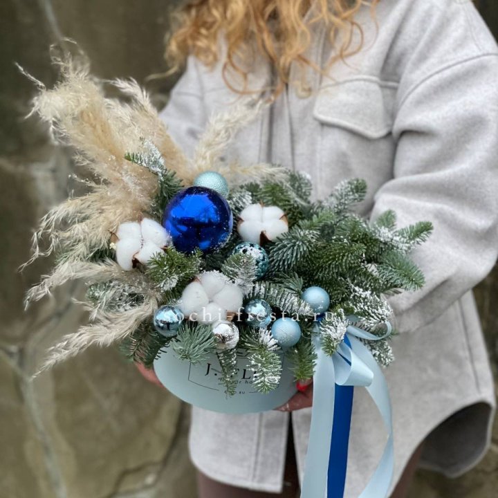 Новогодняя композиция в коробке блю в Барнауле