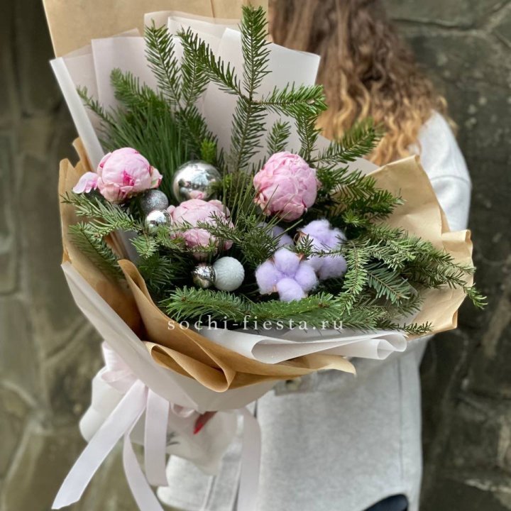 Новогодний букет с пионами  в Барнауле