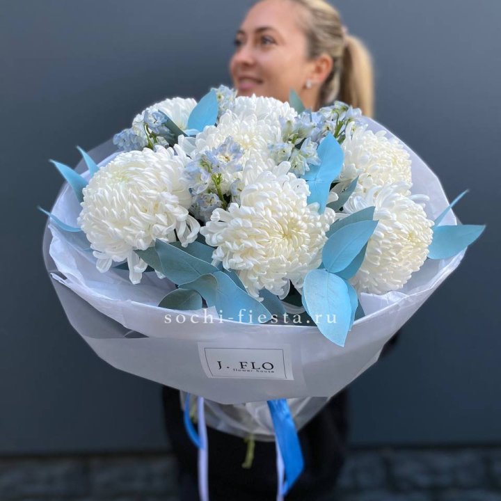 Букет хризантем Бигуди и дельфиниума  в Барнауле
