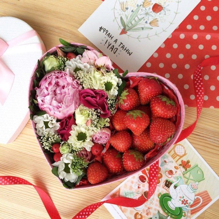 Бокс с клубникой и цветами в Барнауле