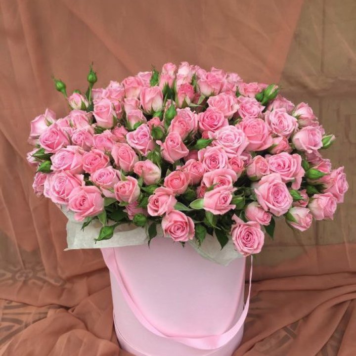 Кустовые розы в коробке в Барнауле