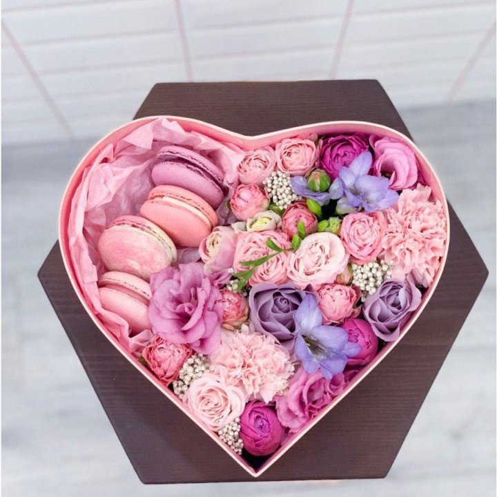Бокс-сердце с макаронс  в Барнауле