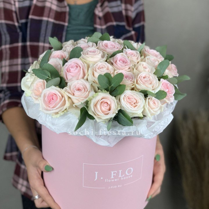 35 розовых роз в цилиндре в Барнауле