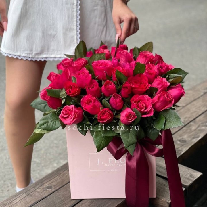 55 алых роз в кубе в Барнауле