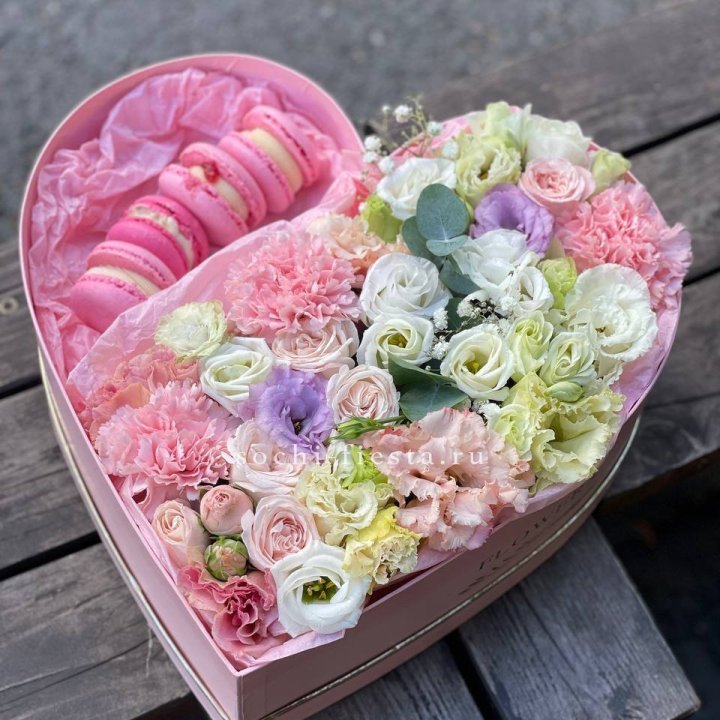 Бокс-сердце с макарон "Пинк" в Барнауле