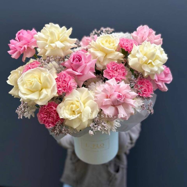 Коробка французских роз и диантусов "Бони" в Барнауле