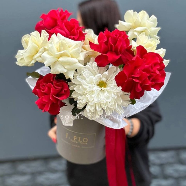 Французские розы с хризантемой в боксе в Барнауле