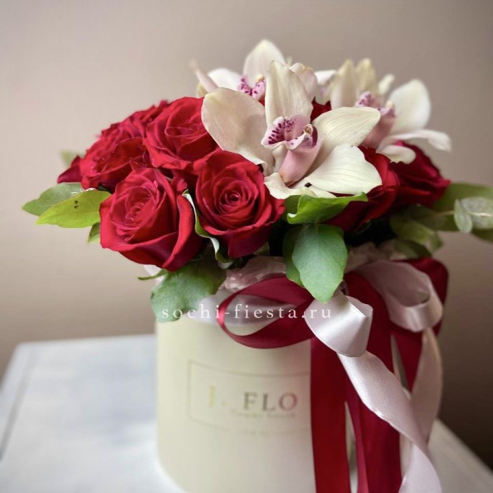 Розы и орхидеи в боксе в Барнауле