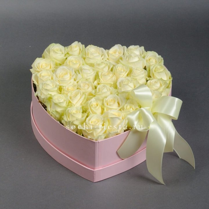 35 белых роз в коробке "Сердце" в Барнауле