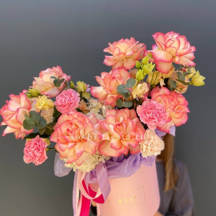 Бокс нежный с розами в Барнауле