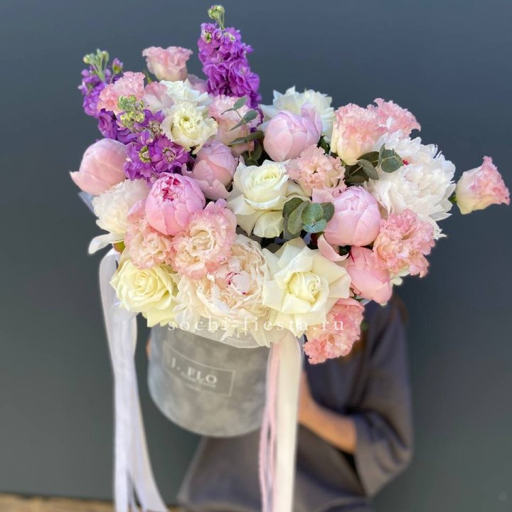 Дизайнерский цилиндр с пионами "Ривьера" в Барнауле