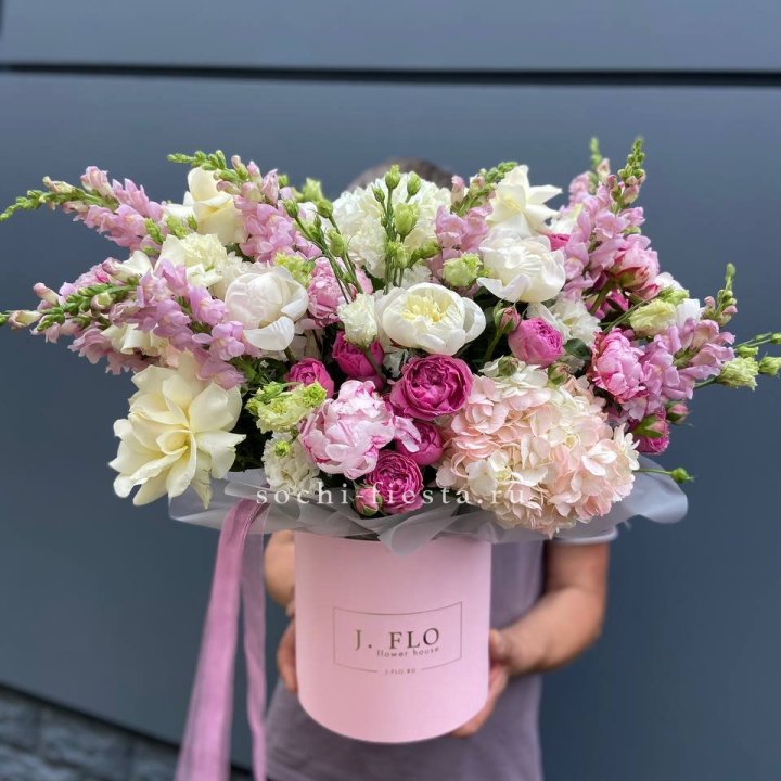 Дизайнерский цилиндр с пионами "Саманта" в Барнауле