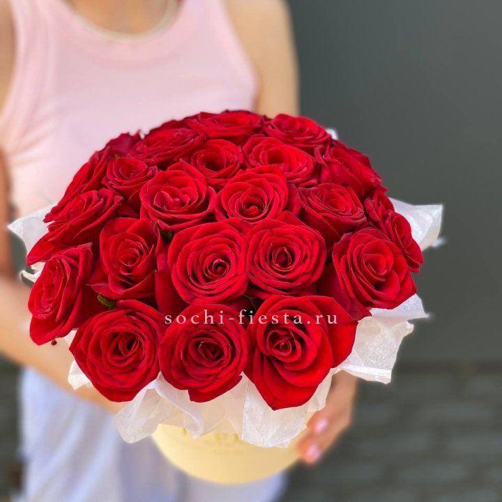 Красные розы в цилиндре в Барнауле