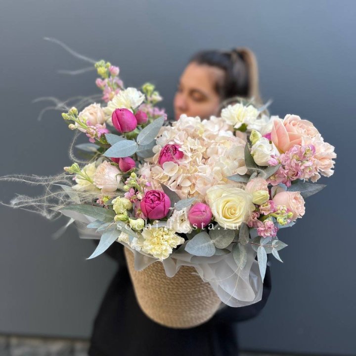 Цветочная композиция в джутовом боксе  в Барнауле