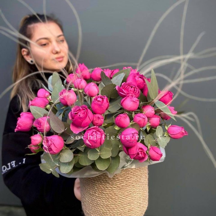 Пионовидные розы Мисти Бабблс в джутовом кашпо в Барнауле