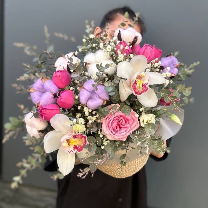 Орхидея и розы в джутовом кашпо в Барнауле