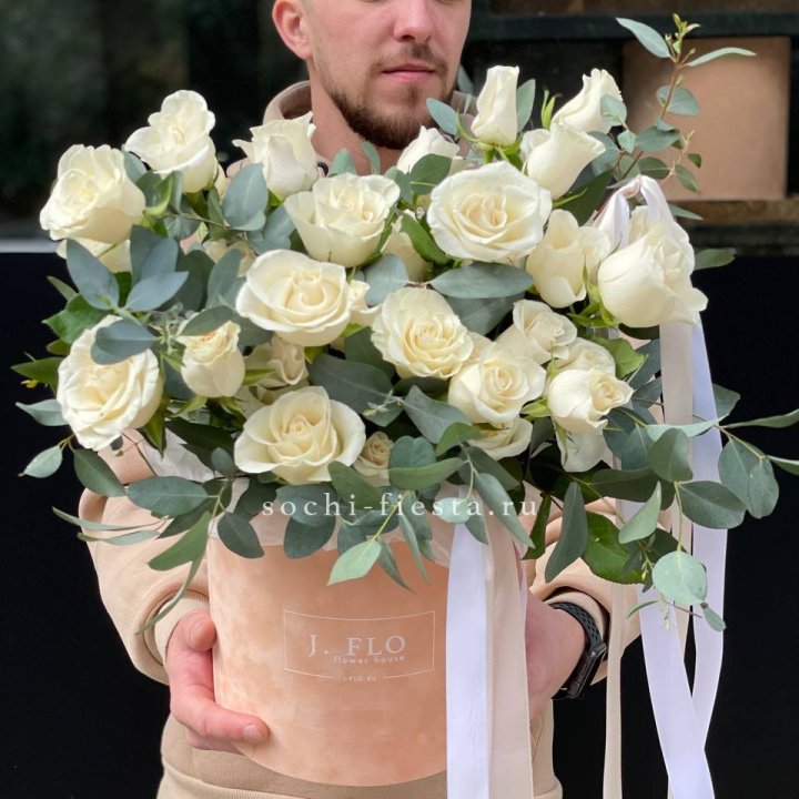 41 белая роз в бархатном боксе в Барнауле