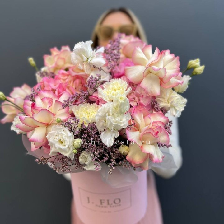 Цветочная композиция "Глория" в боксе в Барнауле