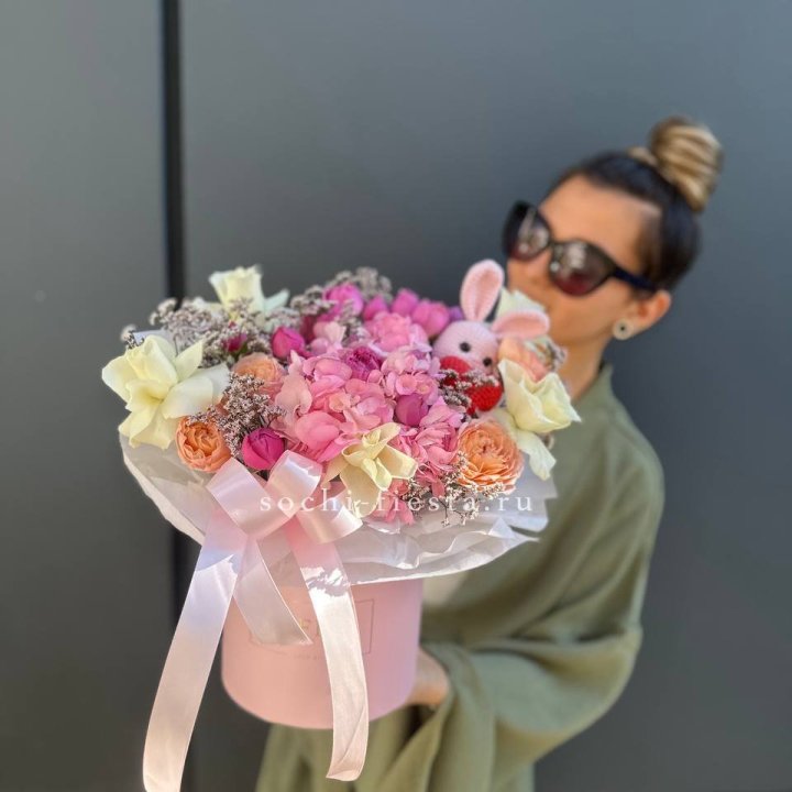 Дизайнерский цилиндр с игрушкой "Лола" в Барнауле