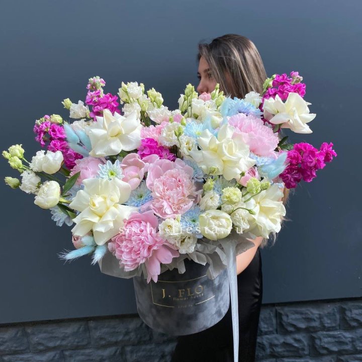 Дизайнерский цилиндр "Пионы гарден" в Барнауле