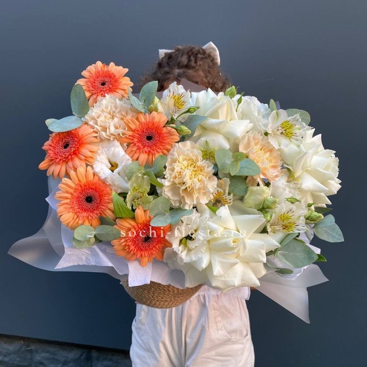 Розы и герберы в джутовом кашпо "Георгино" в Барнауле