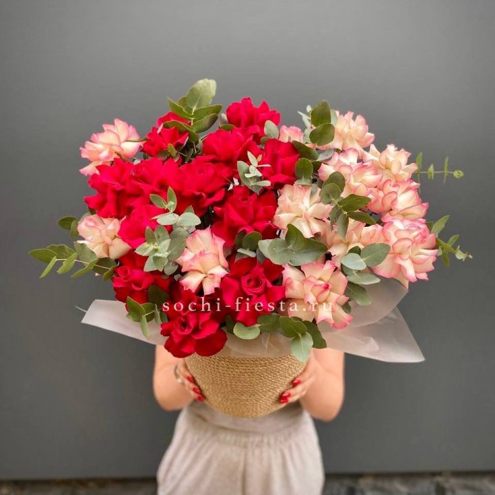 25 Французских роз в джутовом кашпо  в Барнауле