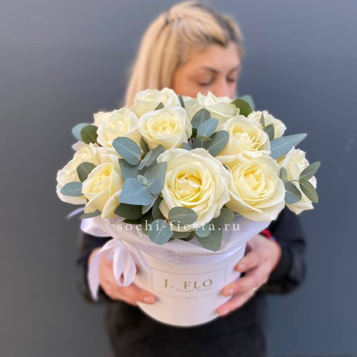 15 белых роз в боксе в Барнауле