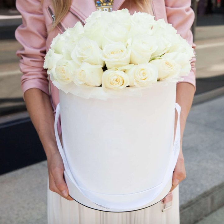 35 белых роз в цилиндре в Барнауле